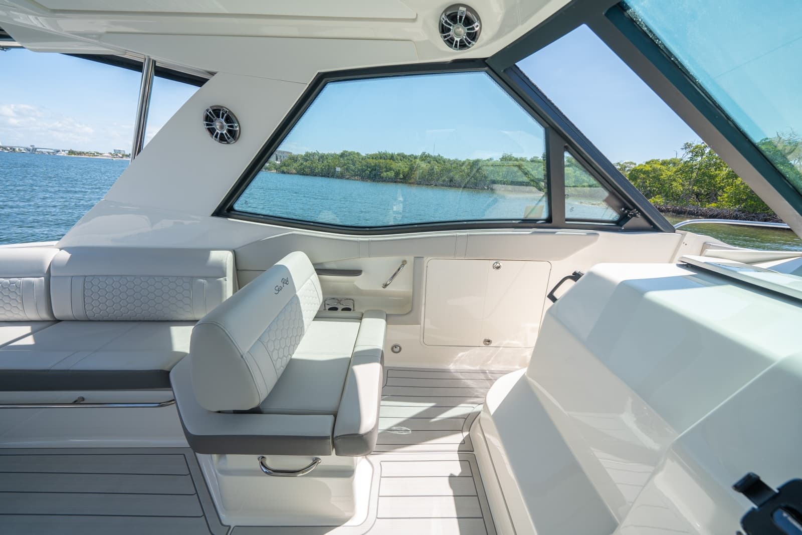 2021 Sea Ray 320 Sundancer - Photo 20