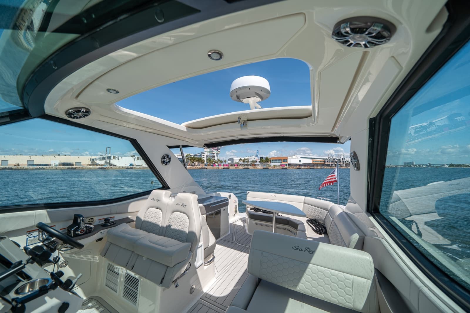2021 Sea Ray 320 Sundancer - Photo 3