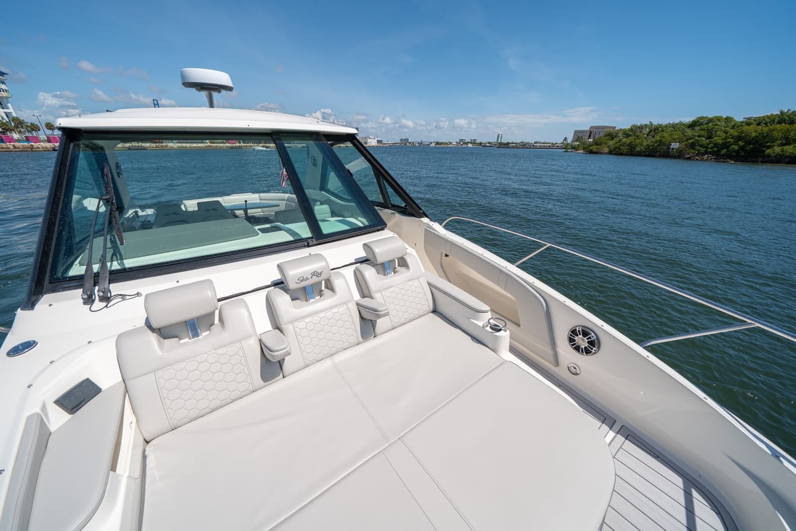 2021 Sea Ray 320 Sundancer - Photo 5