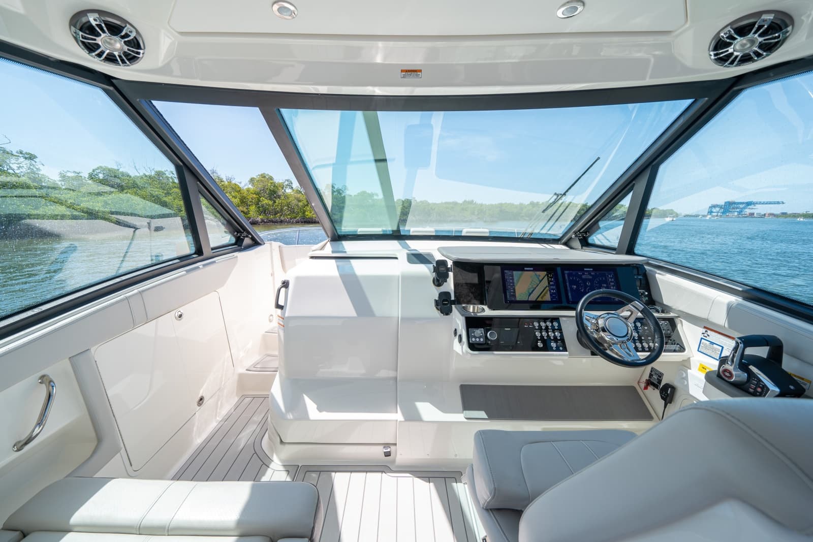 2021 Sea Ray 320 Sundancer - Photo 21
