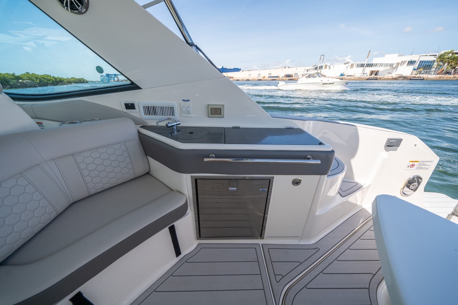 2021 Sea Ray 320 Sundancer - Photo 12