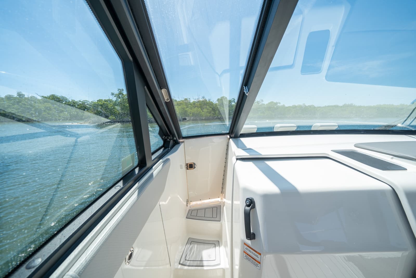 2021 Sea Ray 320 Sundancer - Photo 25