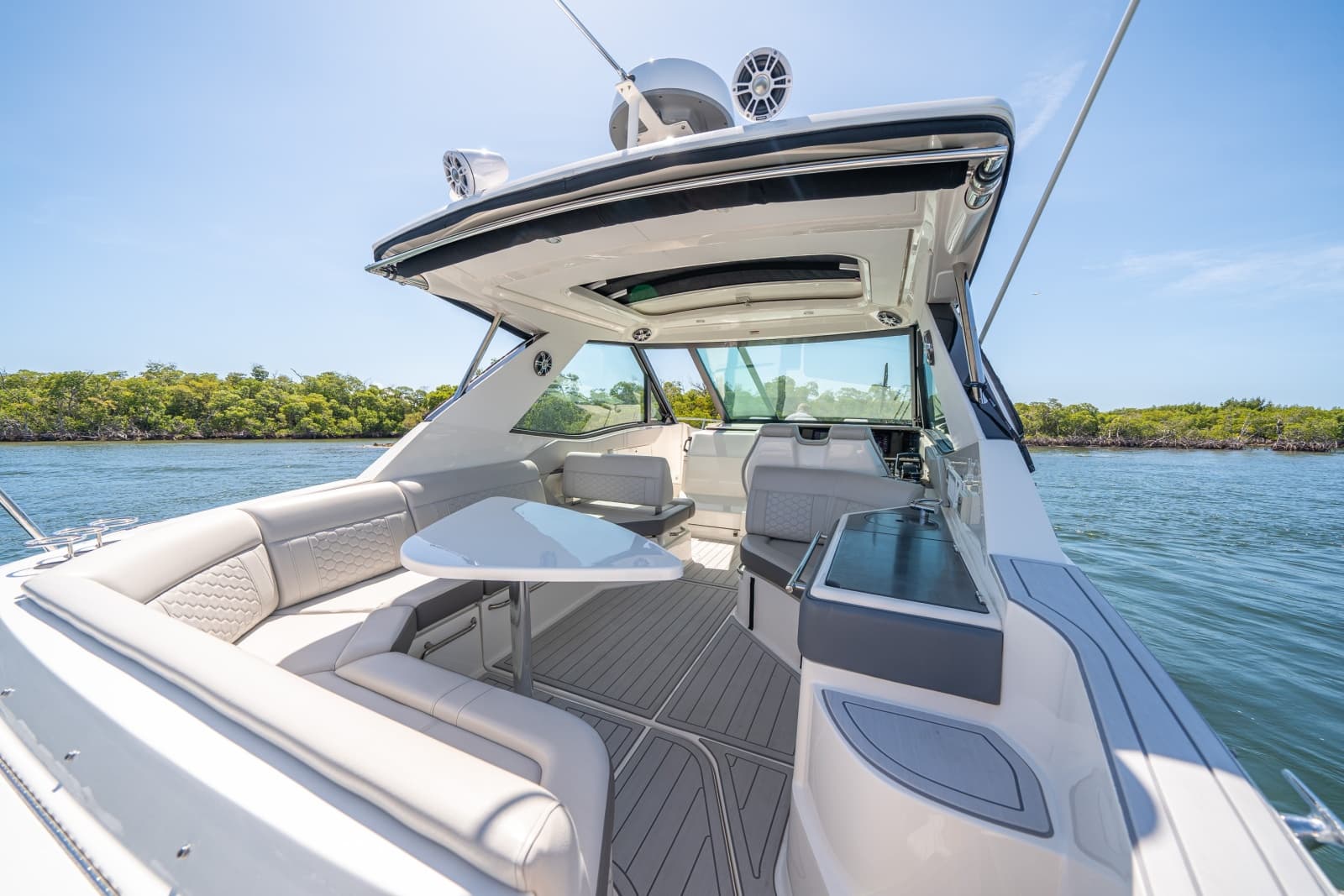2021 Sea Ray 320 Sundancer - Photo 11