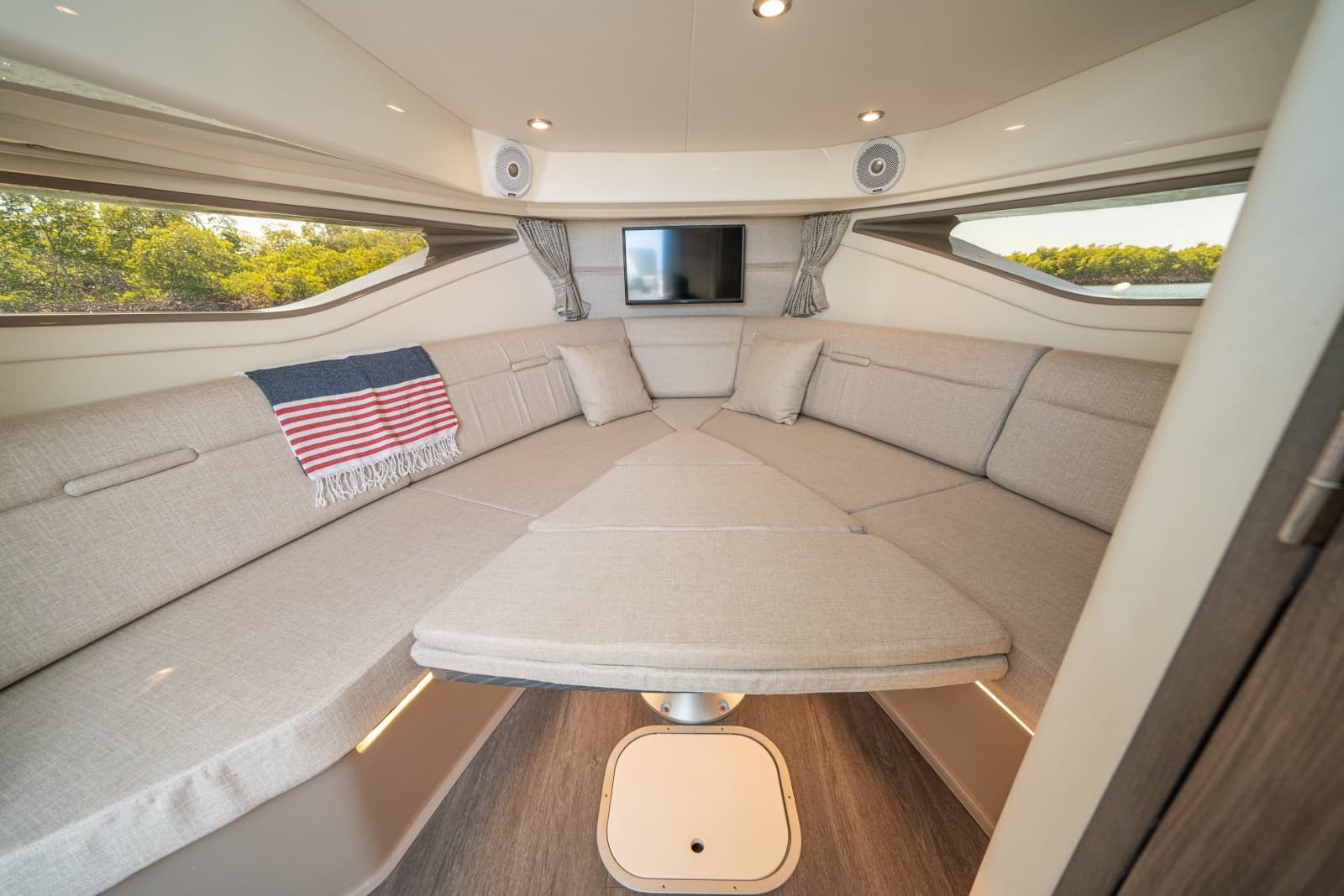 2021 Sea Ray 320 Sundancer - Photo 6