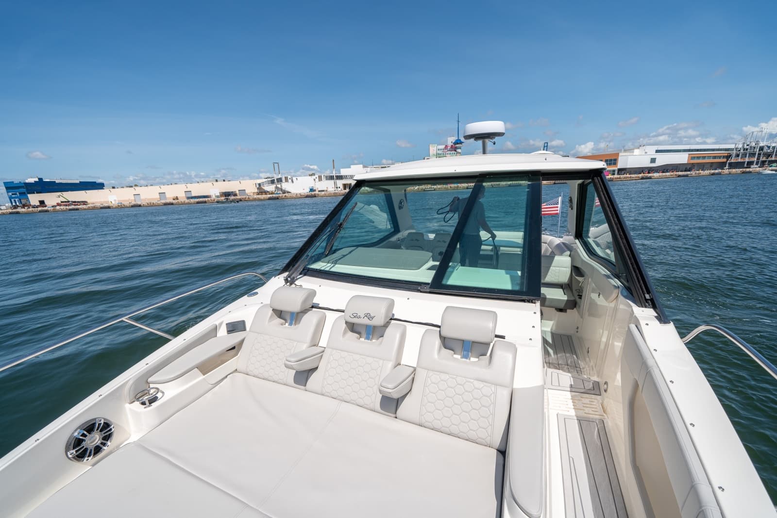 2021 Sea Ray 320 Sundancer - Photo 28