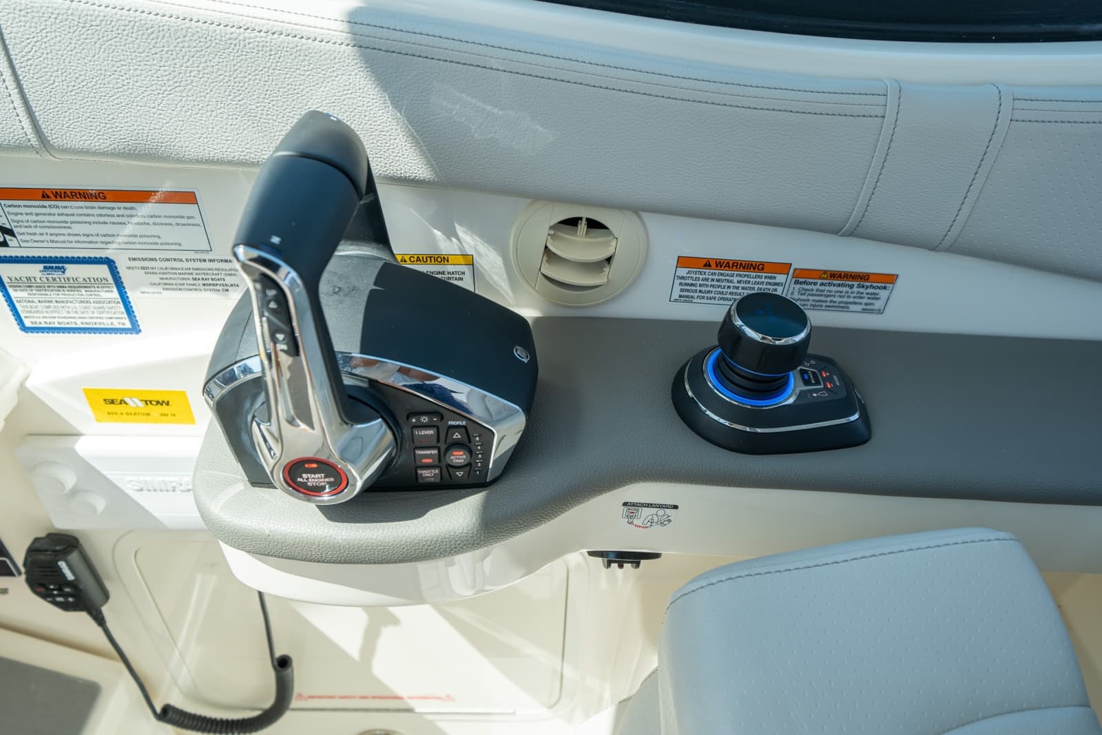 2021 Sea Ray 320 Sundancer - Photo 24