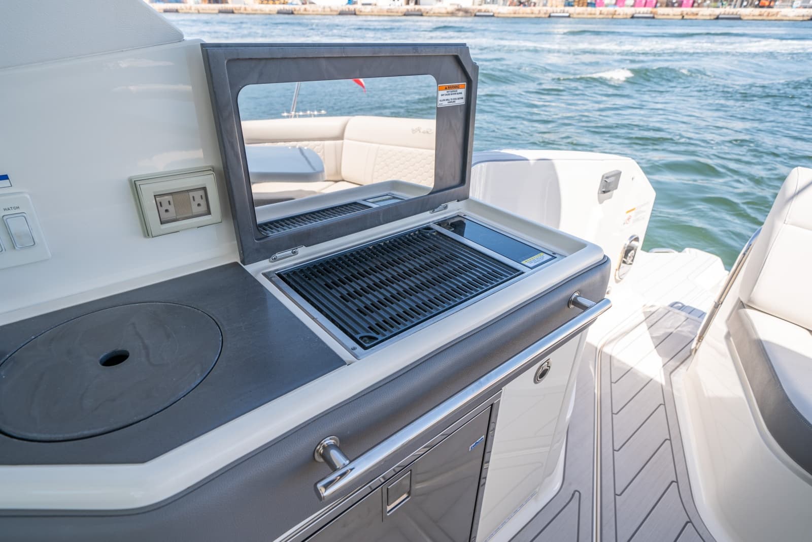 2021 Sea Ray 320 Sundancer - Photo 13