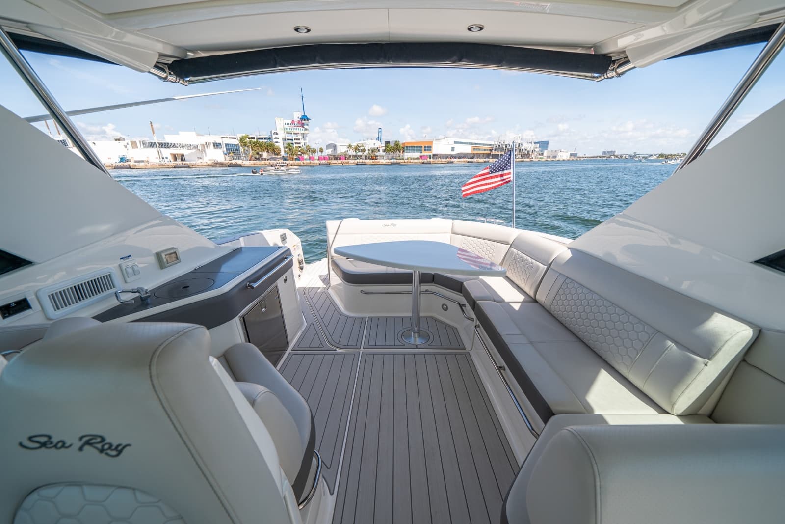 2021 Sea Ray 320 Sundancer - Photo 15