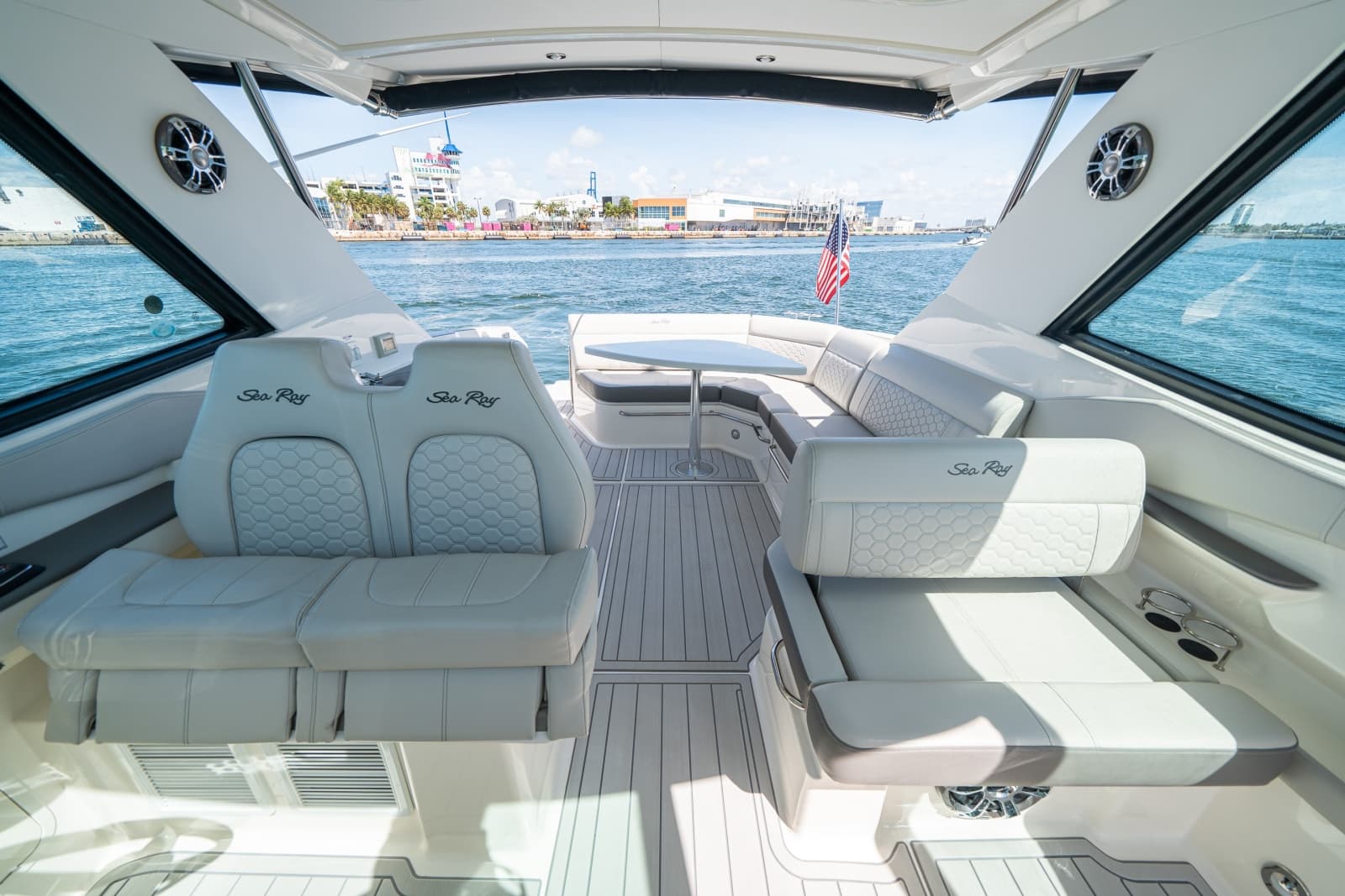 2021 Sea Ray 320 Sundancer - Photo 16