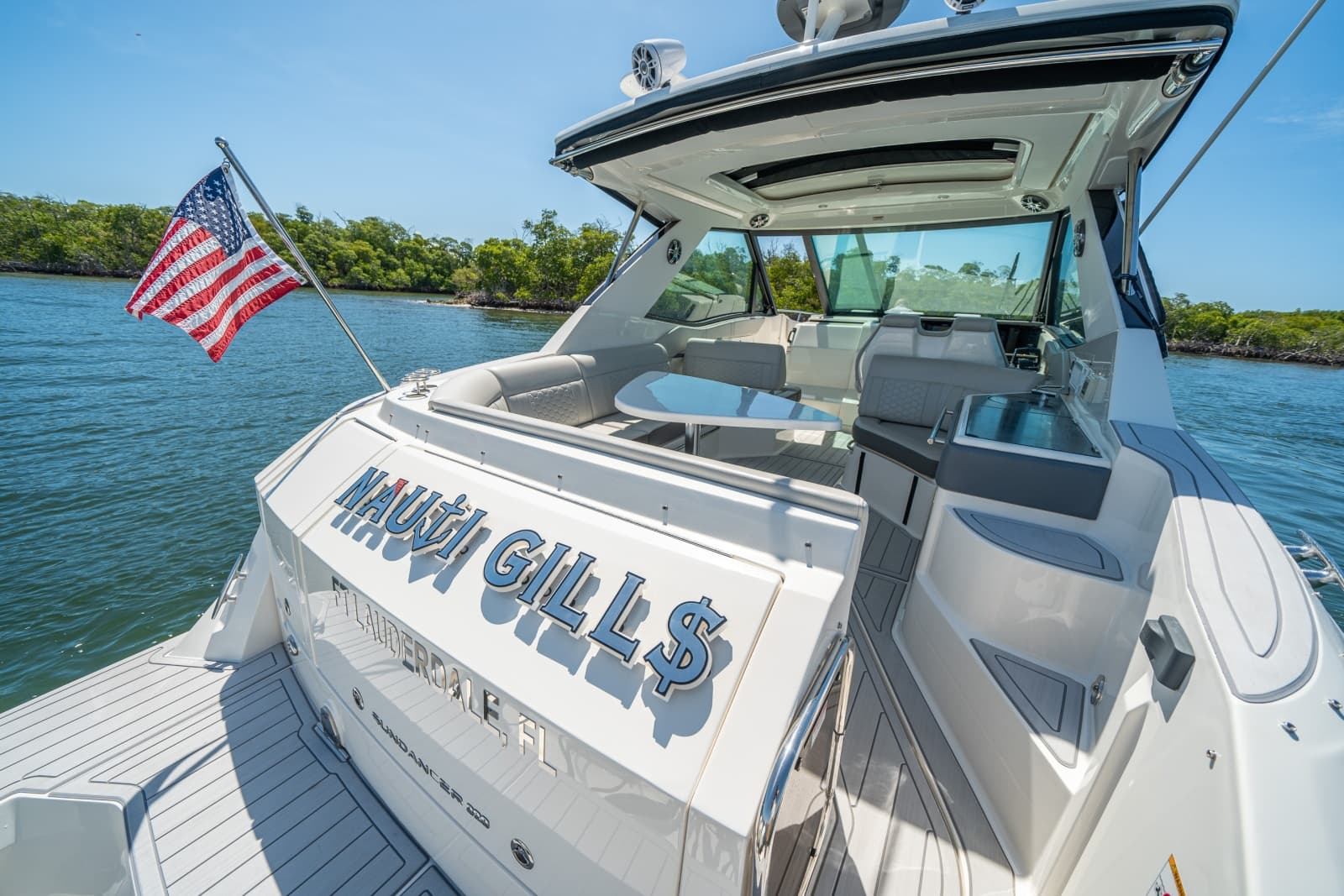 2021 Sea Ray 320 Sundancer - Photo 2