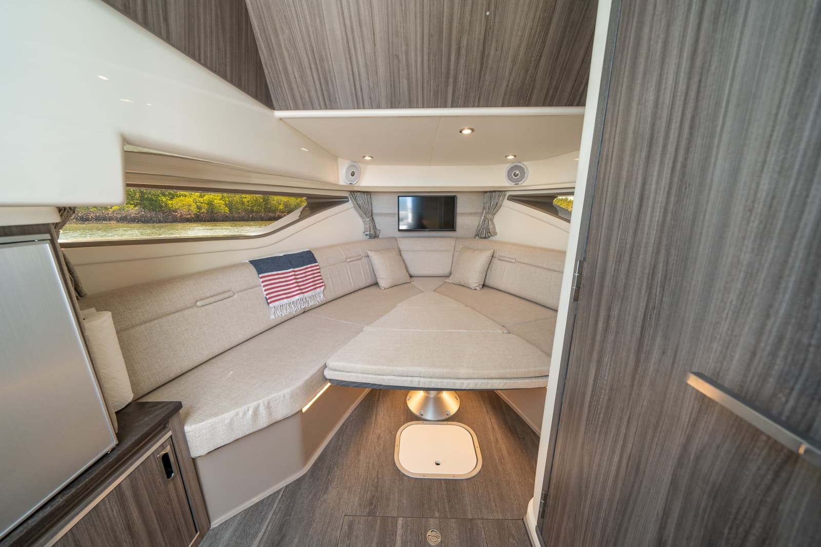 2021 Sea Ray 320 Sundancer - Photo 30
