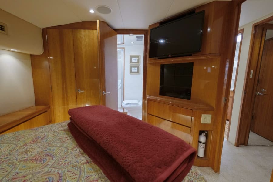 2002 Hatteras 60 Convertible - Photo 21