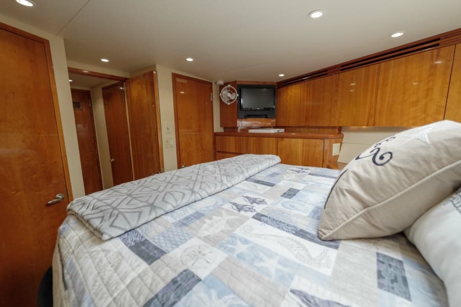 2002 Hatteras 60 Convertible - Photo 29