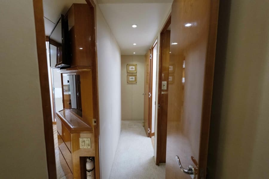 2002 Hatteras 60 Convertible - Photo 17