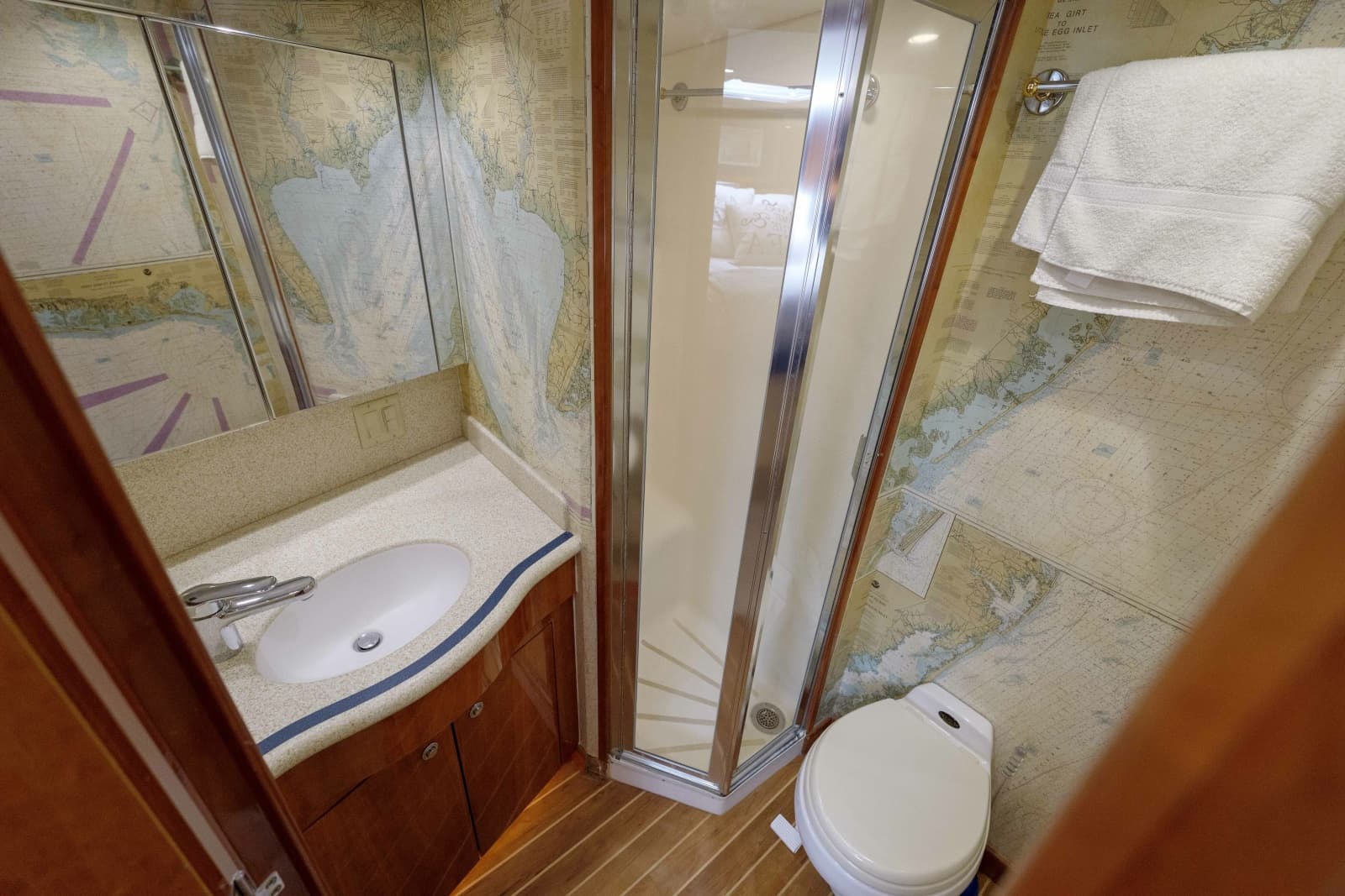 2002 Hatteras 60 Convertible - Photo 15