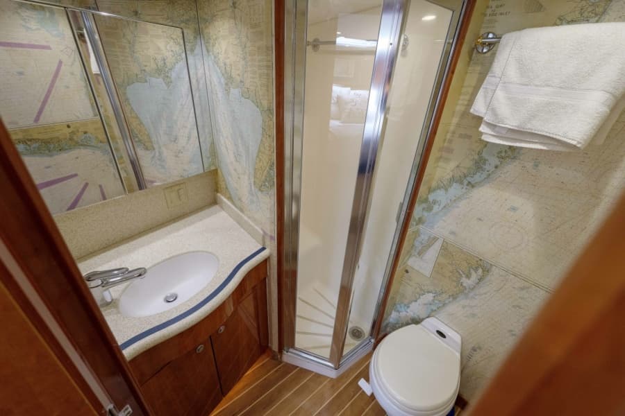 2002 Hatteras 60 Convertible - Photo 31
