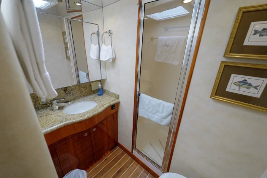 2002 Hatteras 60 Convertible - Photo 23