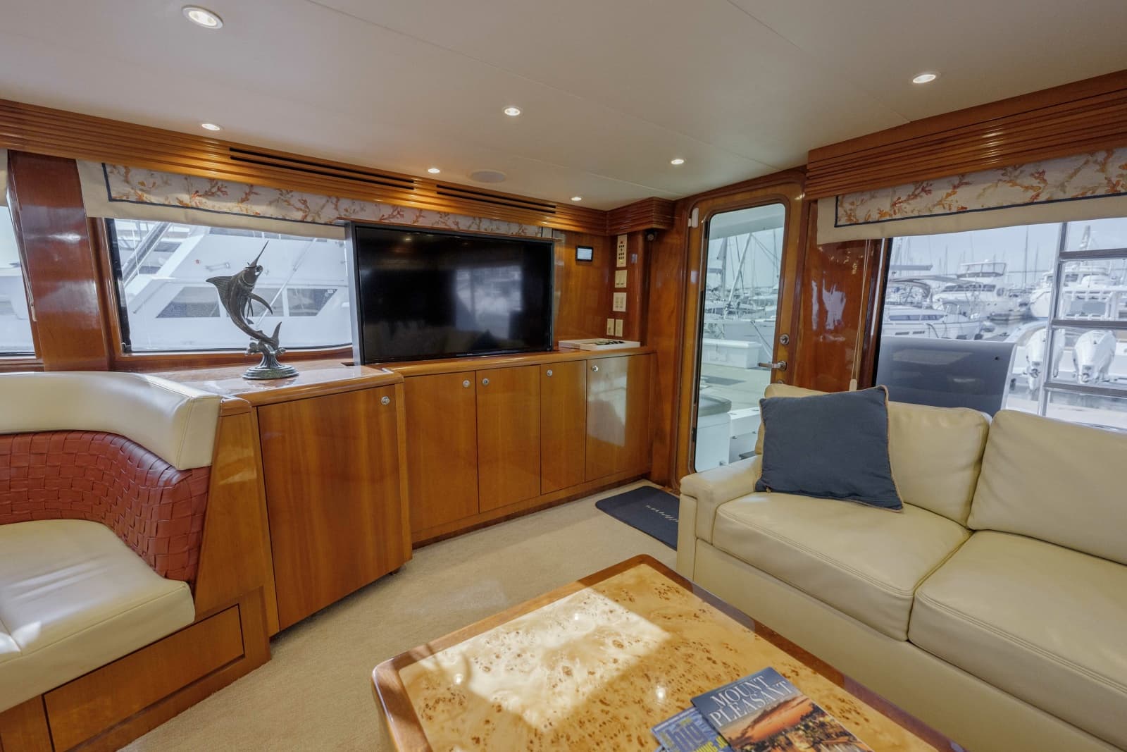2002 Hatteras 60 Convertible - Photo 4