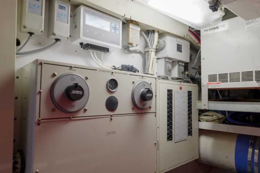 2002 Hatteras 60 Convertible - Photo 65