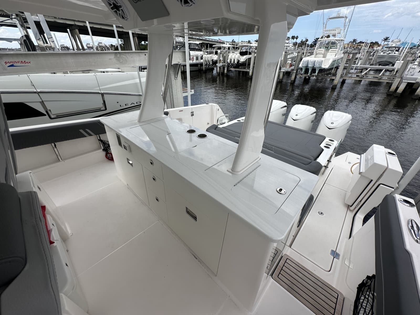 2025 Regal 38 SAV - Photo 8