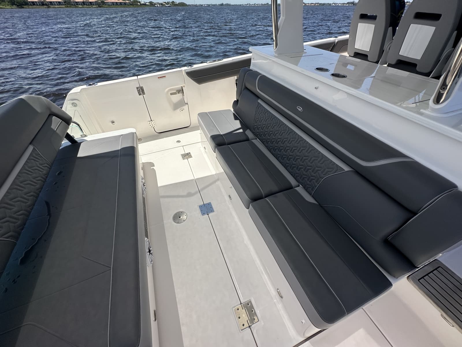 2025 Regal 38 SAV - Photo 6