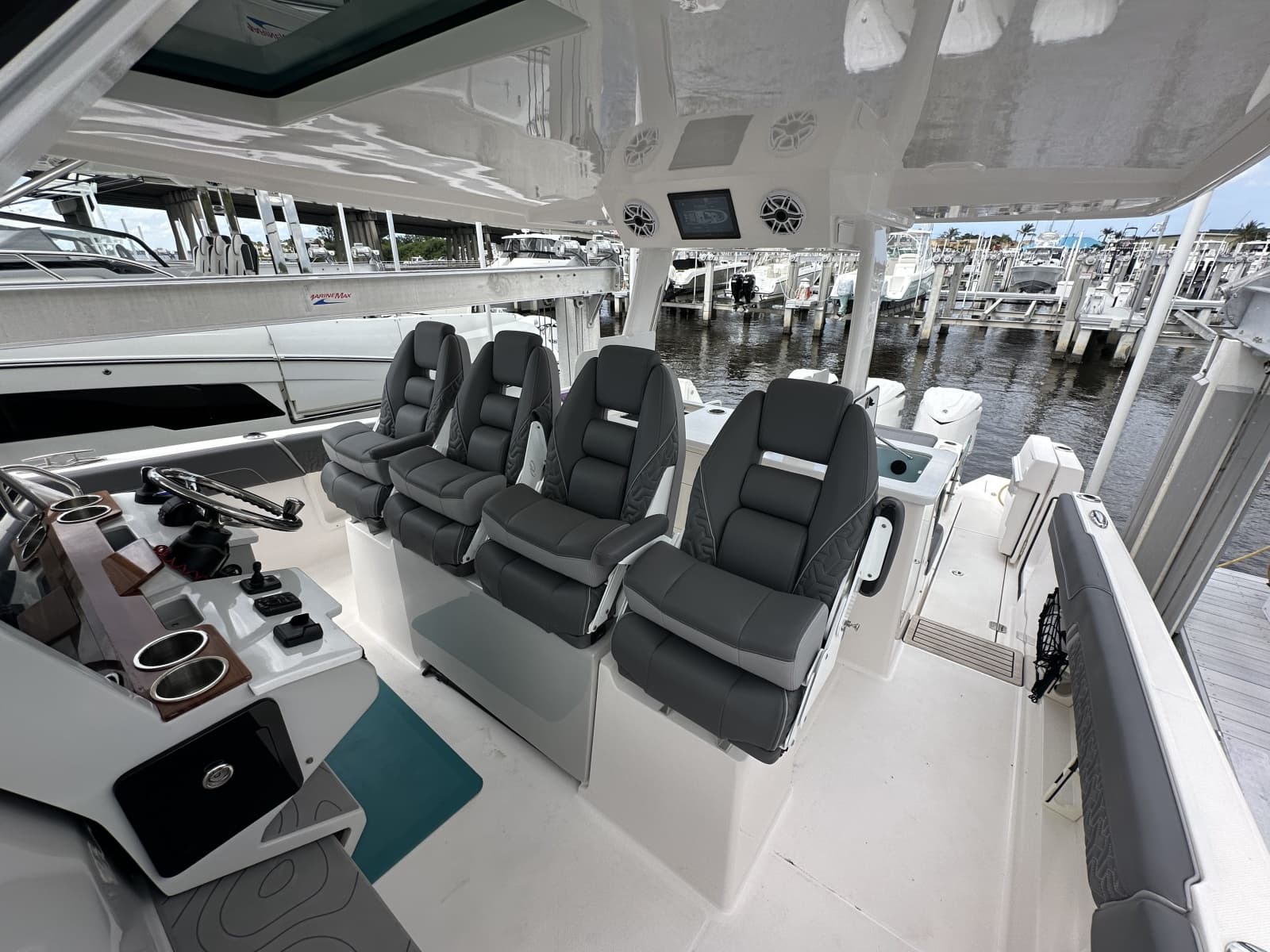 2025 Regal 38 SAV - Photo 11