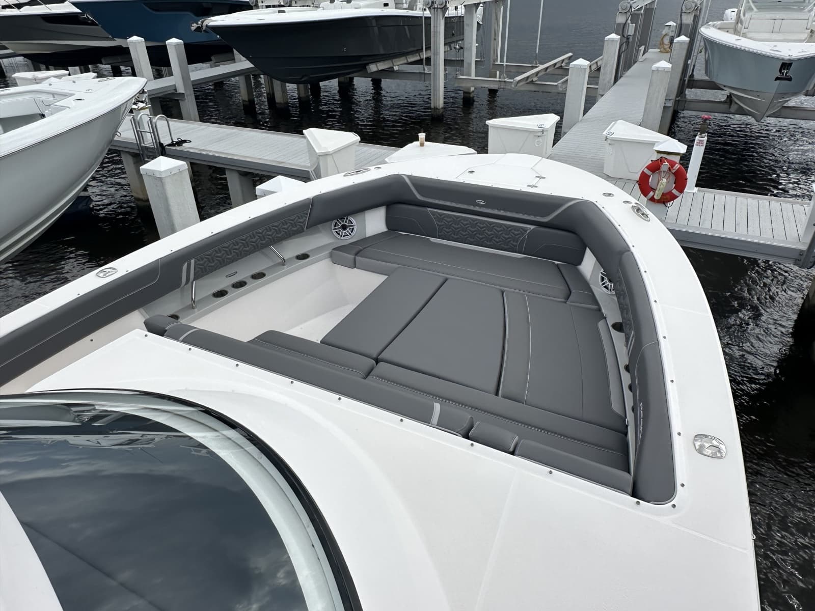 2025 Regal 38 SAV - Photo 18
