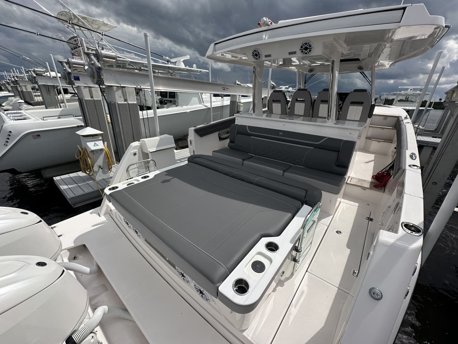 2025 Regal 38 SAV - Photo 6
