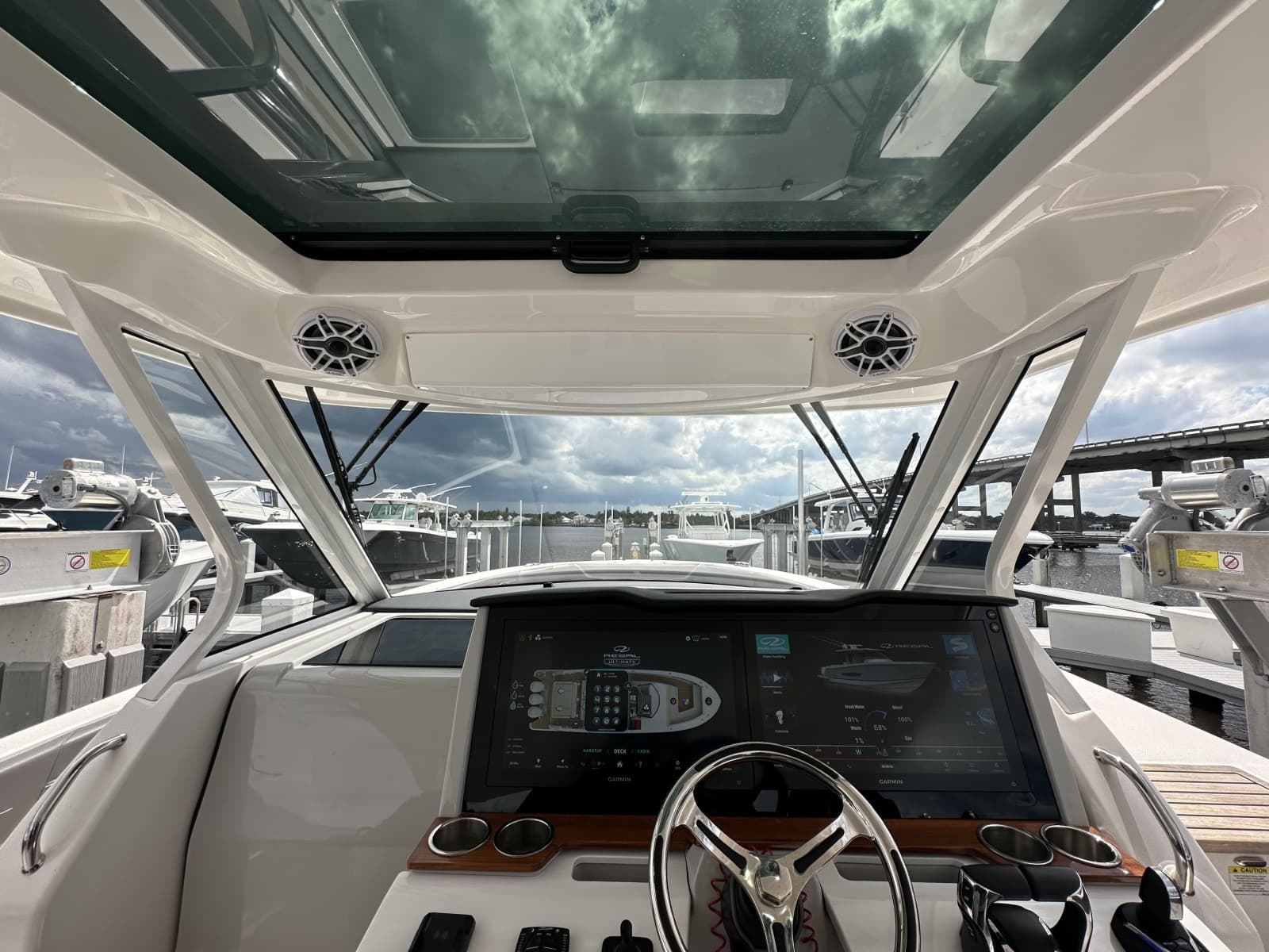 2025 Regal 38 SAV - Photo 14