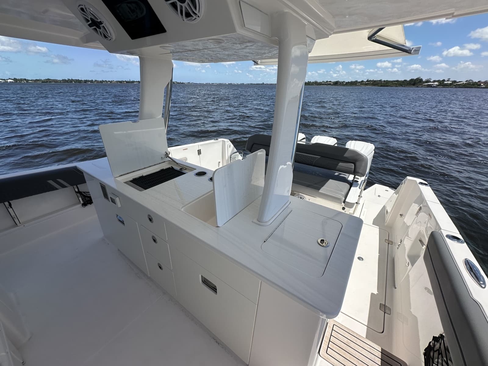 2025 Regal 38 SAV - Photo 10