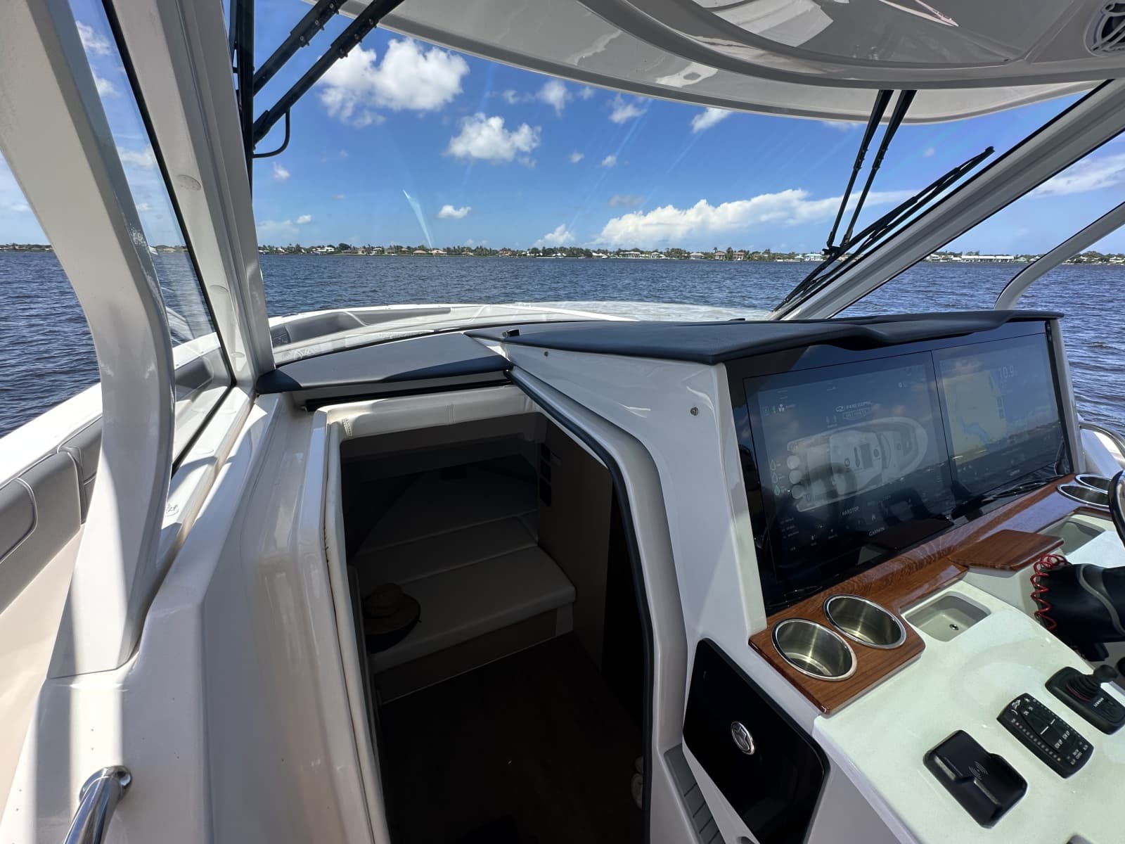 2025 Regal 38 SAV - Photo 14