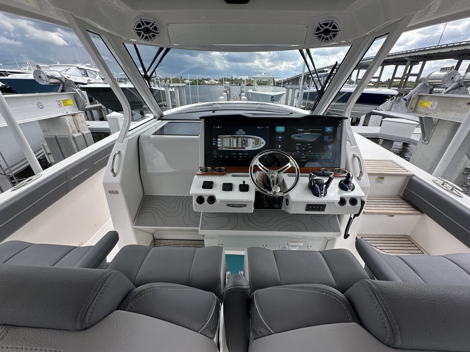 2025 Regal 38 SAV - Photo 10