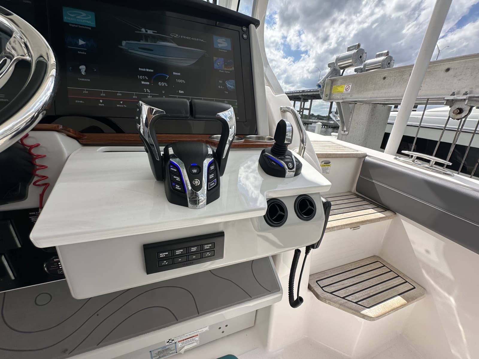 2025 Regal 38 SAV - Photo 13