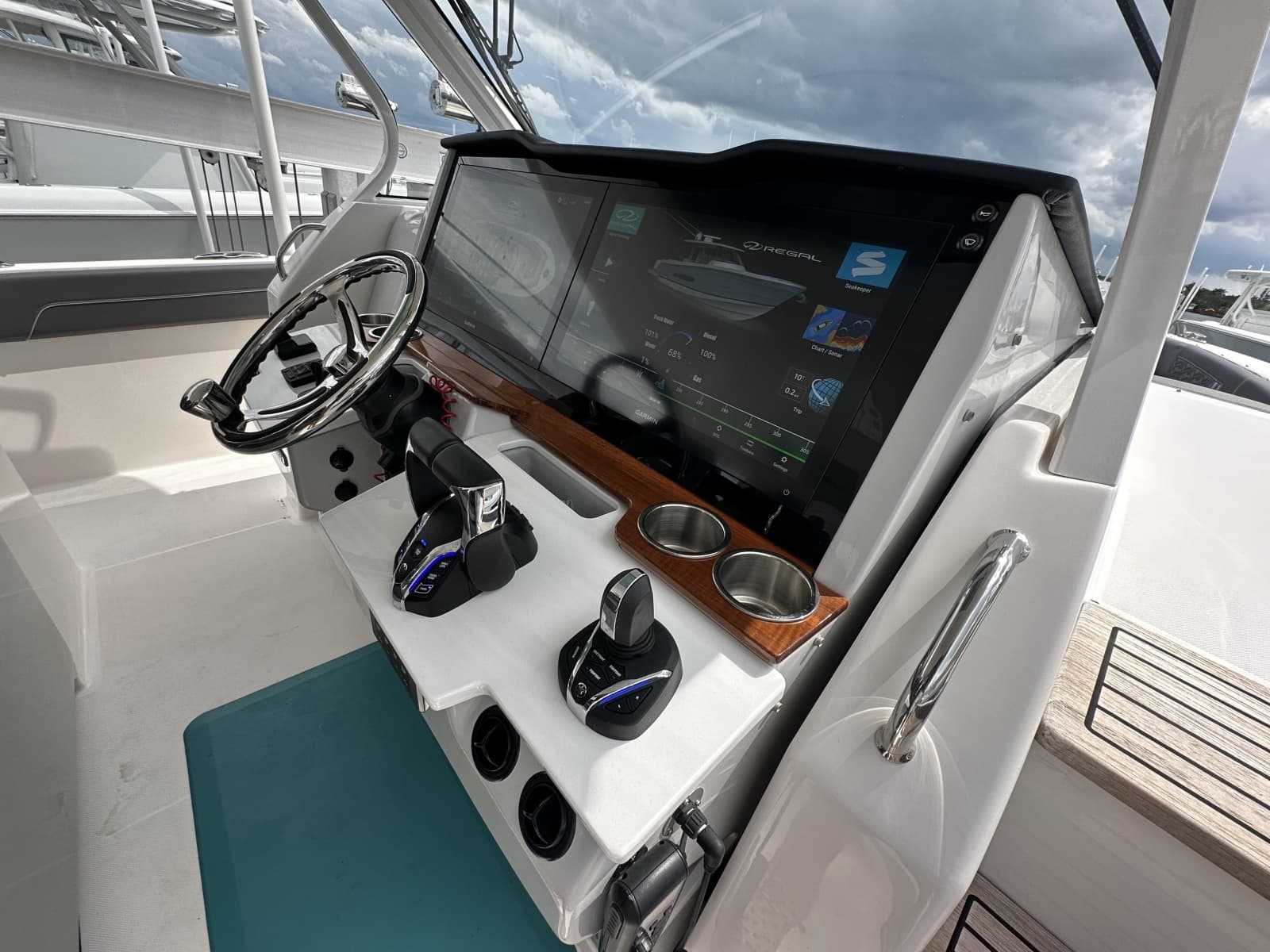 2025 Regal 38 SAV - Photo 12