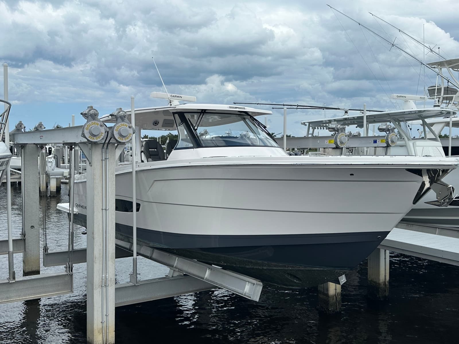2025 Regal 38 SAV - Photo 1