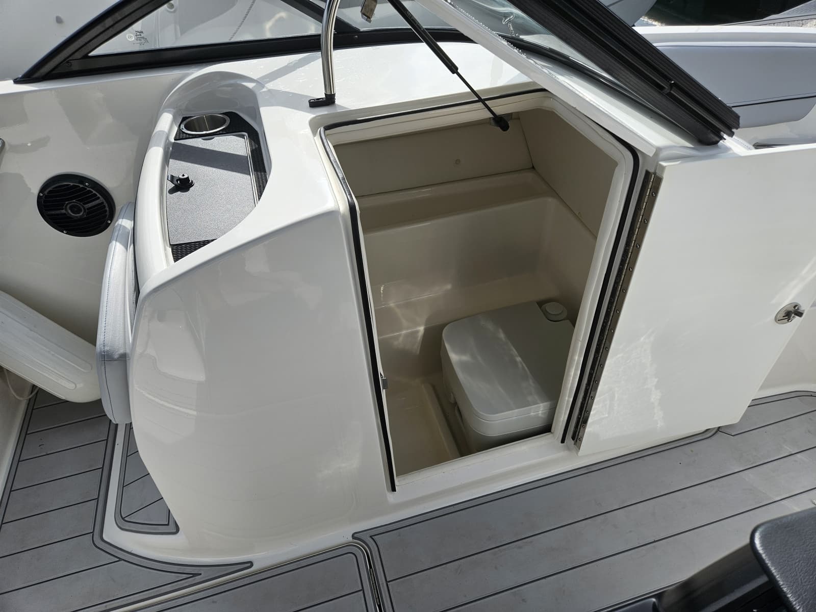 2024 Bayliner VR6 Bowrider OB - Photo 10
