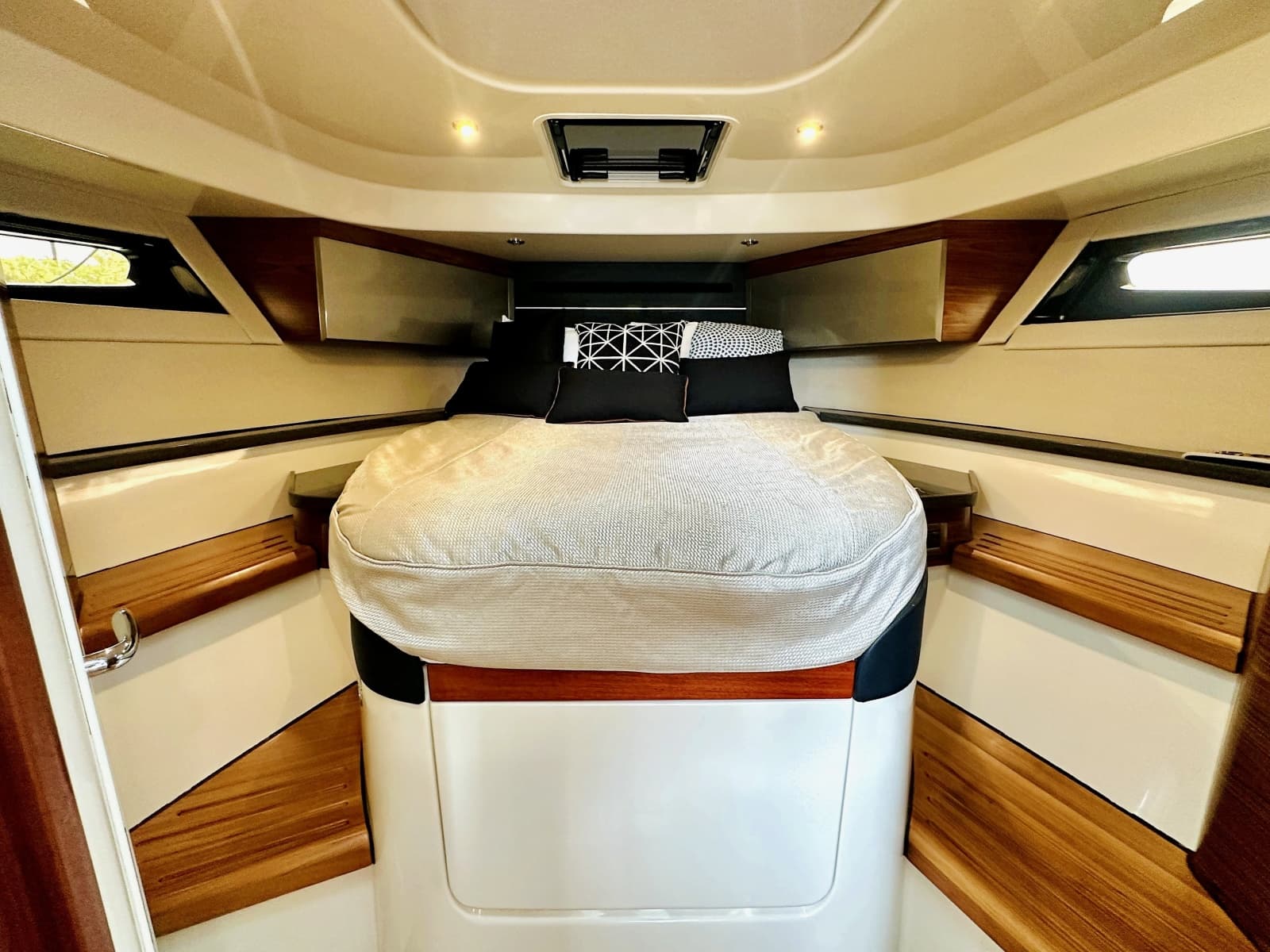 2023 Boston Whaler 405 Conquest - Photo 22
