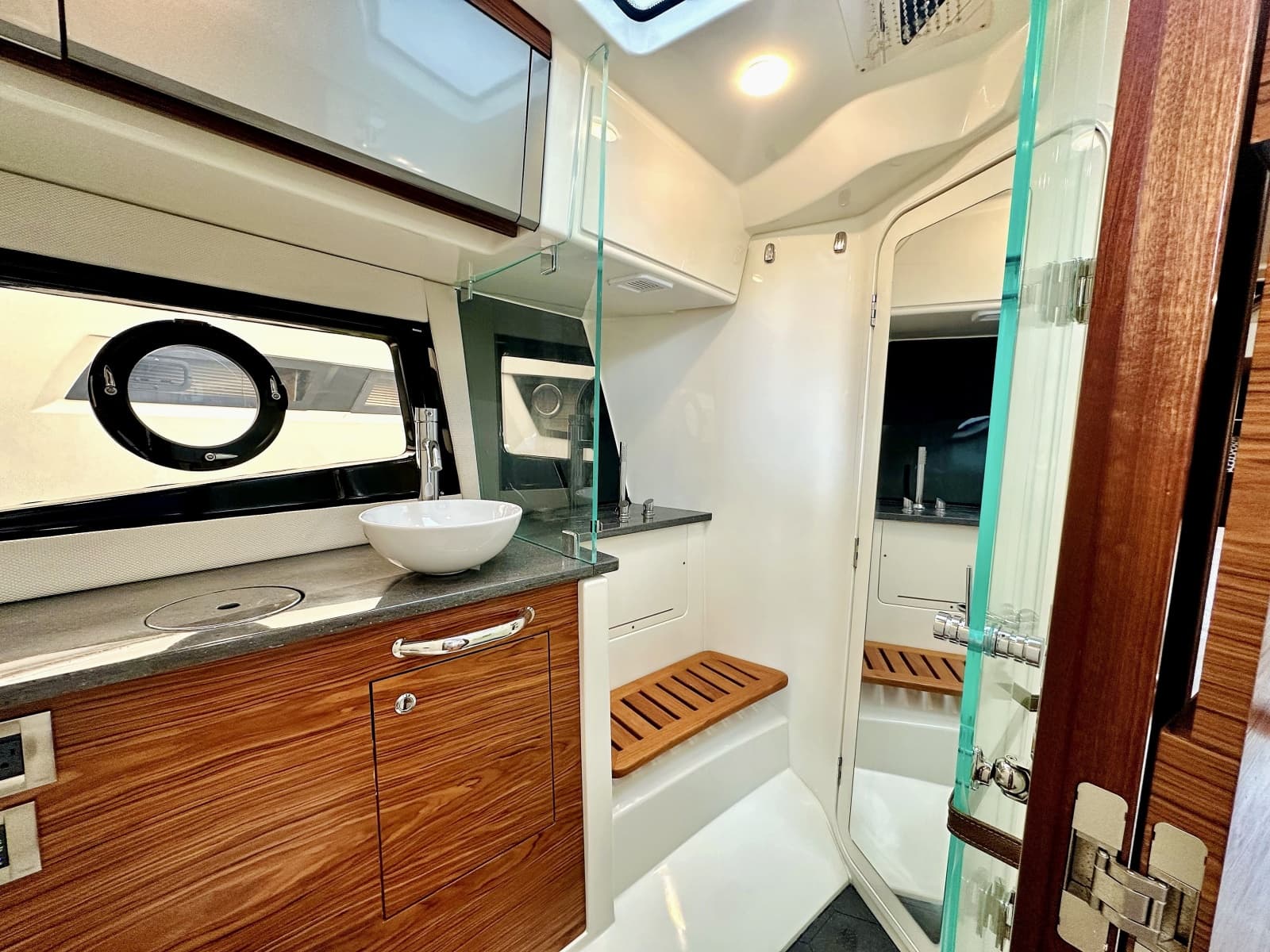 2023 Boston Whaler 405 Conquest - Photo 24