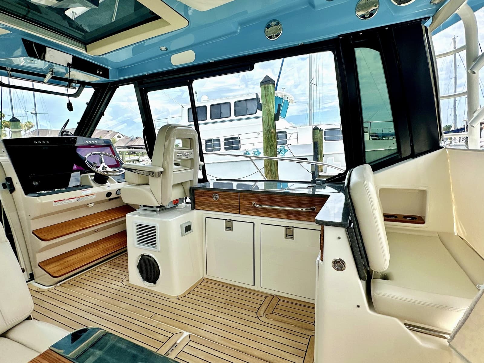 2023 Boston Whaler 405 Conquest - Photo 15