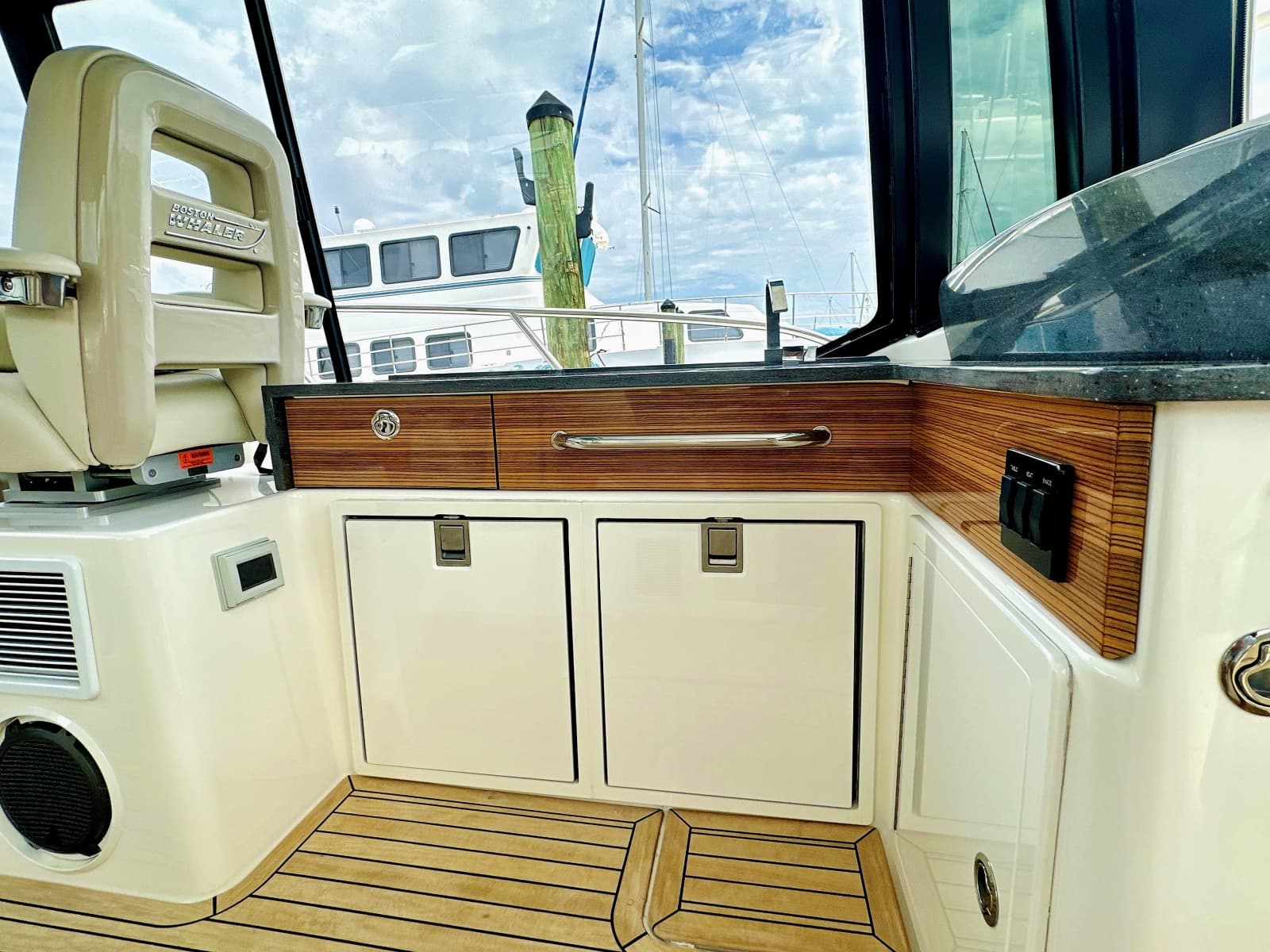 2023 Boston Whaler 405 Conquest - Photo 14