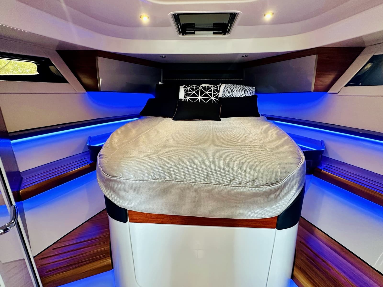 2023 Boston Whaler 405 Conquest - Photo 21
