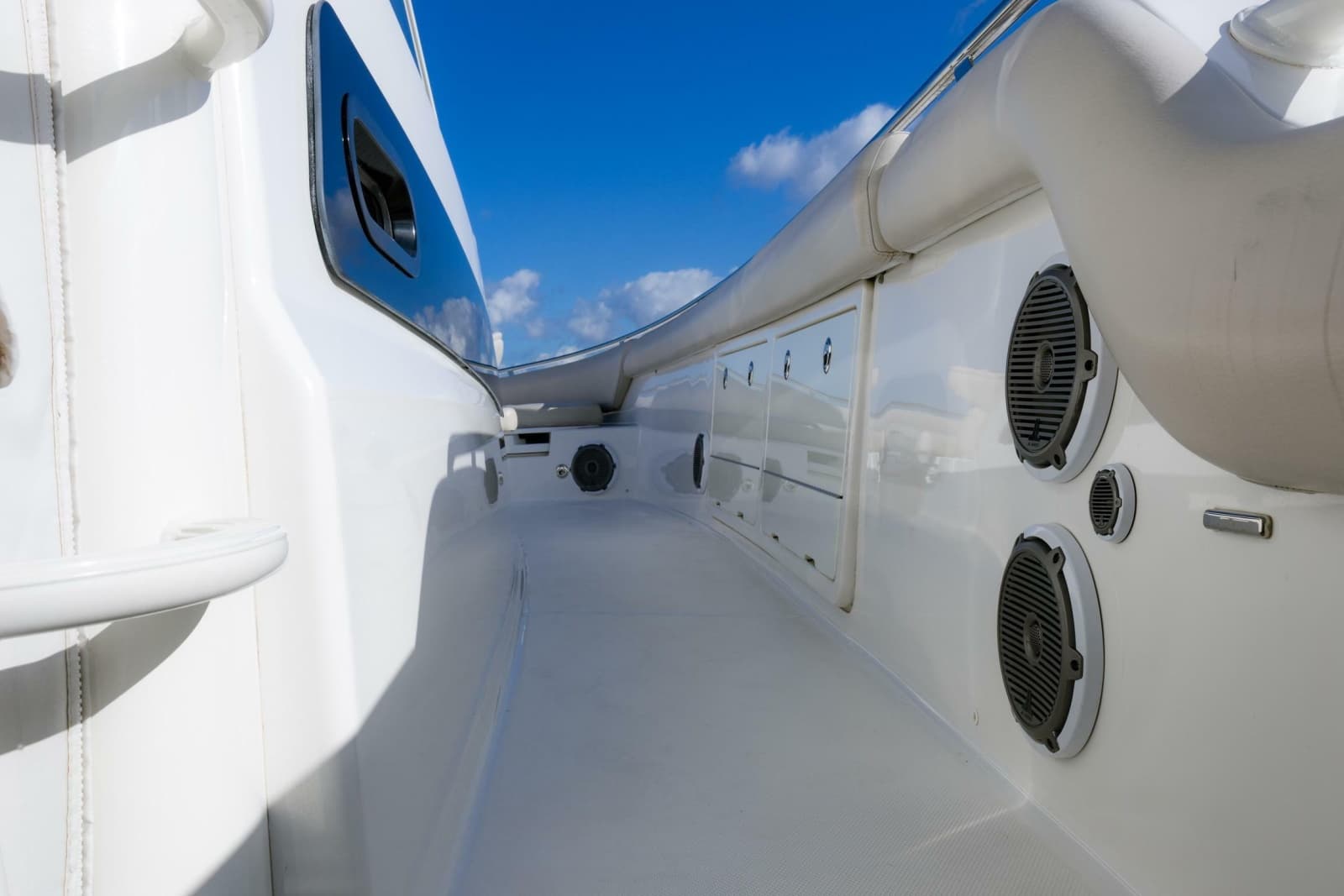 2017 Boston Whaler  - Photo 10