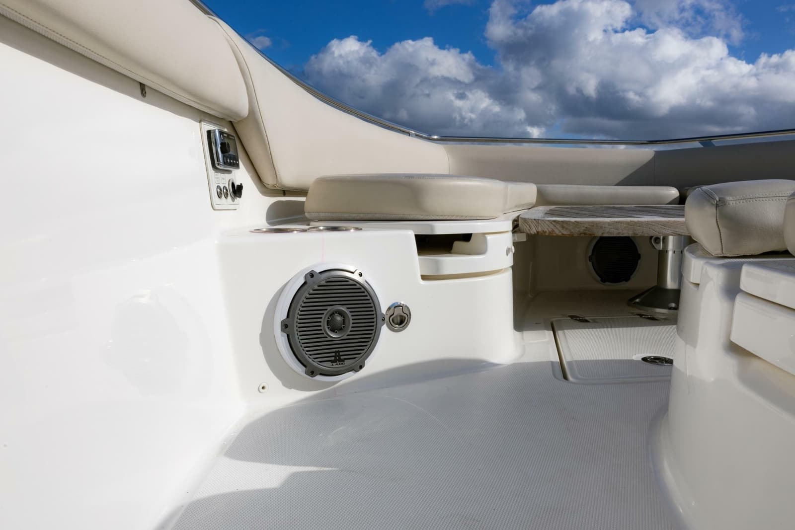 2017 Boston Whaler  - Photo 12