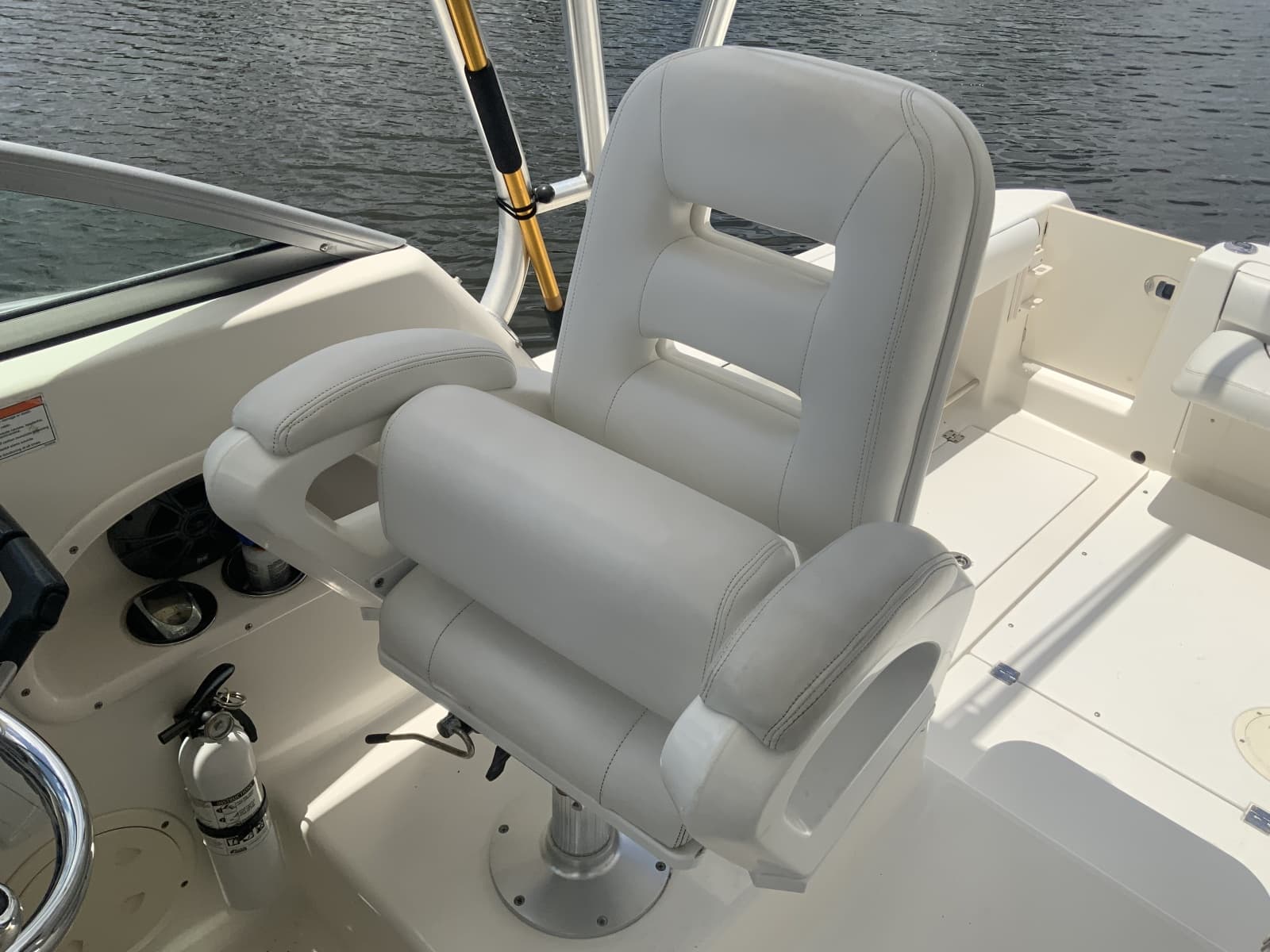 2007 Robalo R305 Walkaround - Photo 8