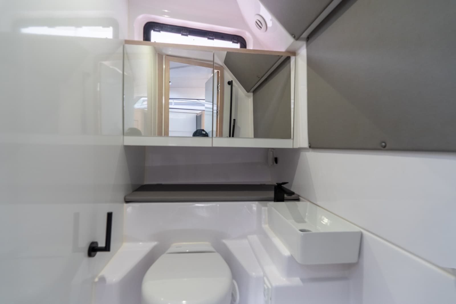 2024 Axopar 45 XC Cross Cabin - Photo 28
