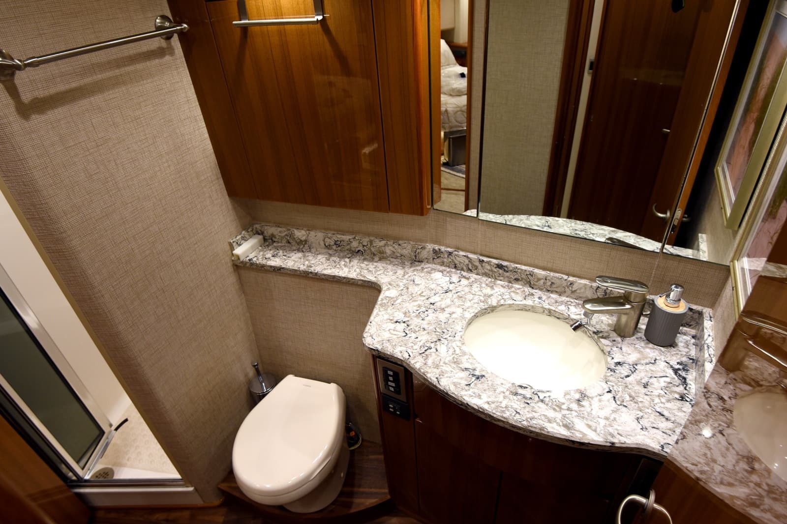 2016 Viking 55 Convertible - Photo 16