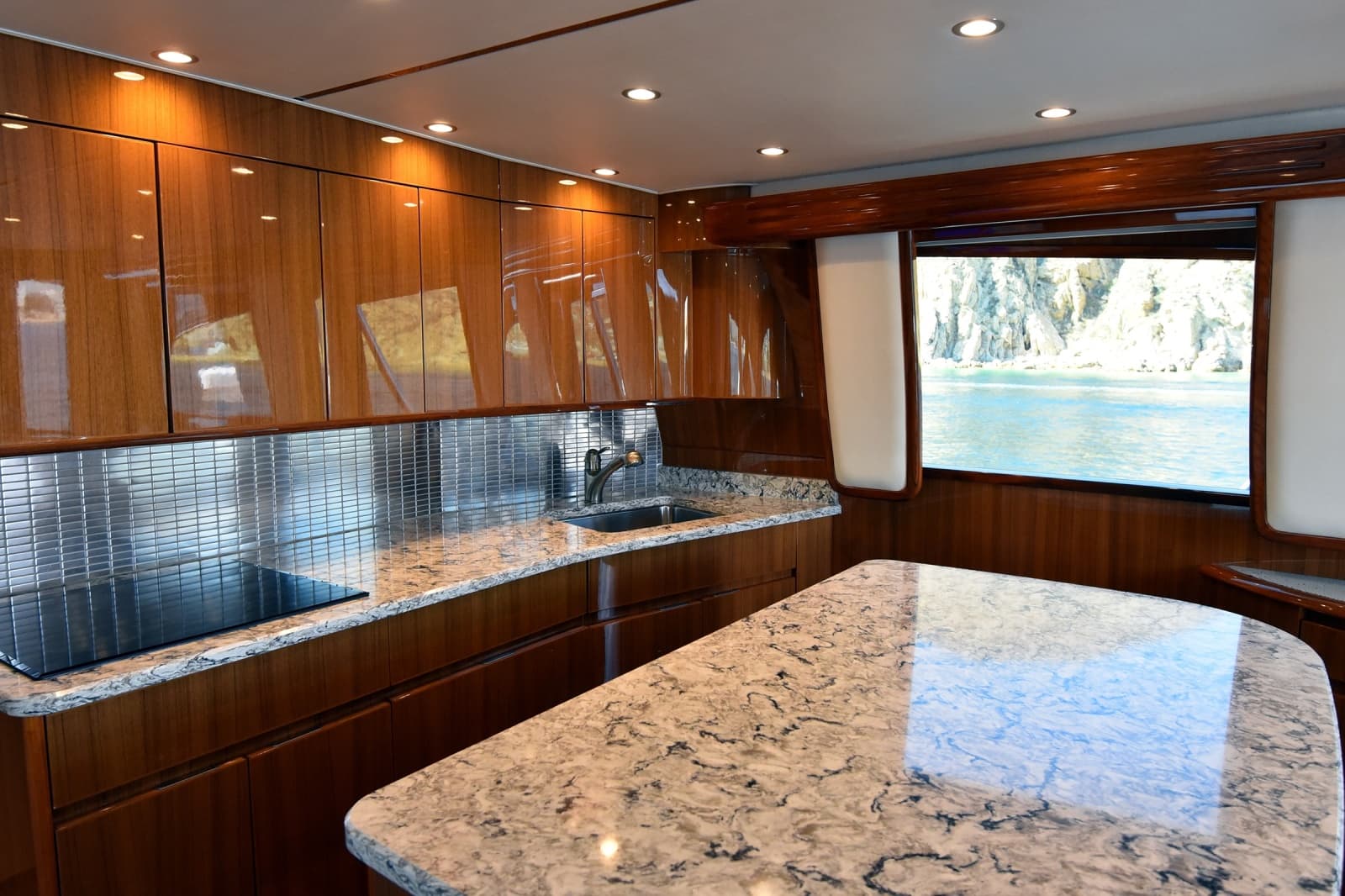 2016 Viking 55 Convertible - Photo 11
