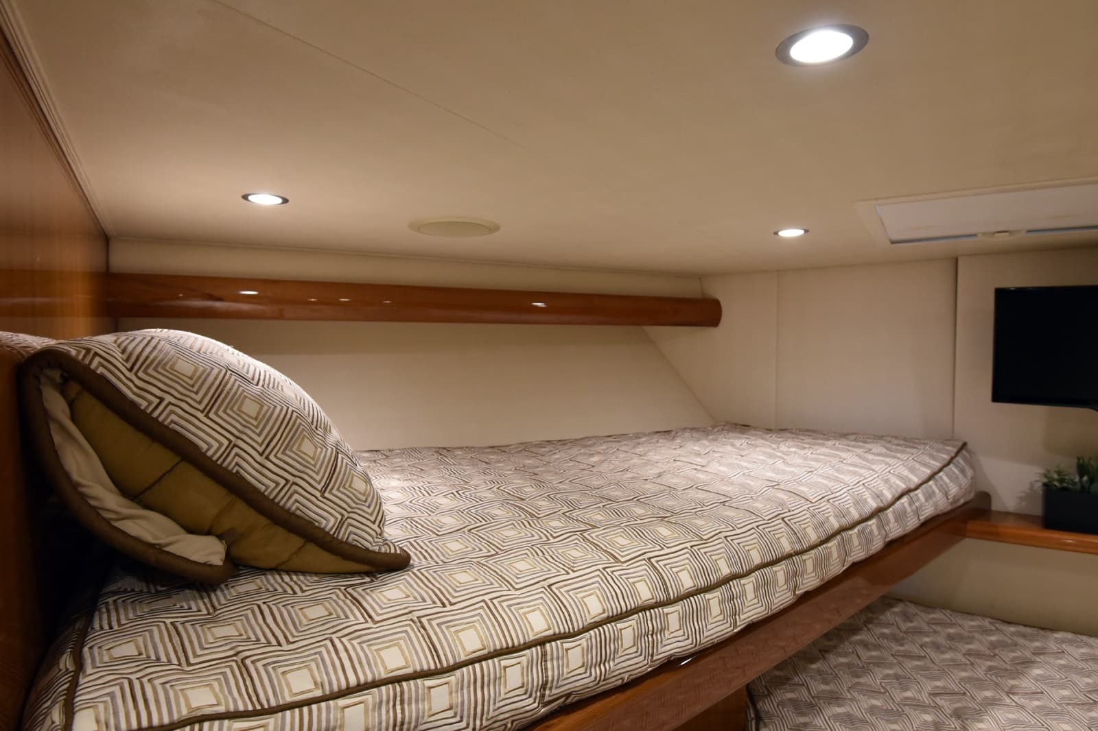 2016 Viking 55 Convertible - Photo 18