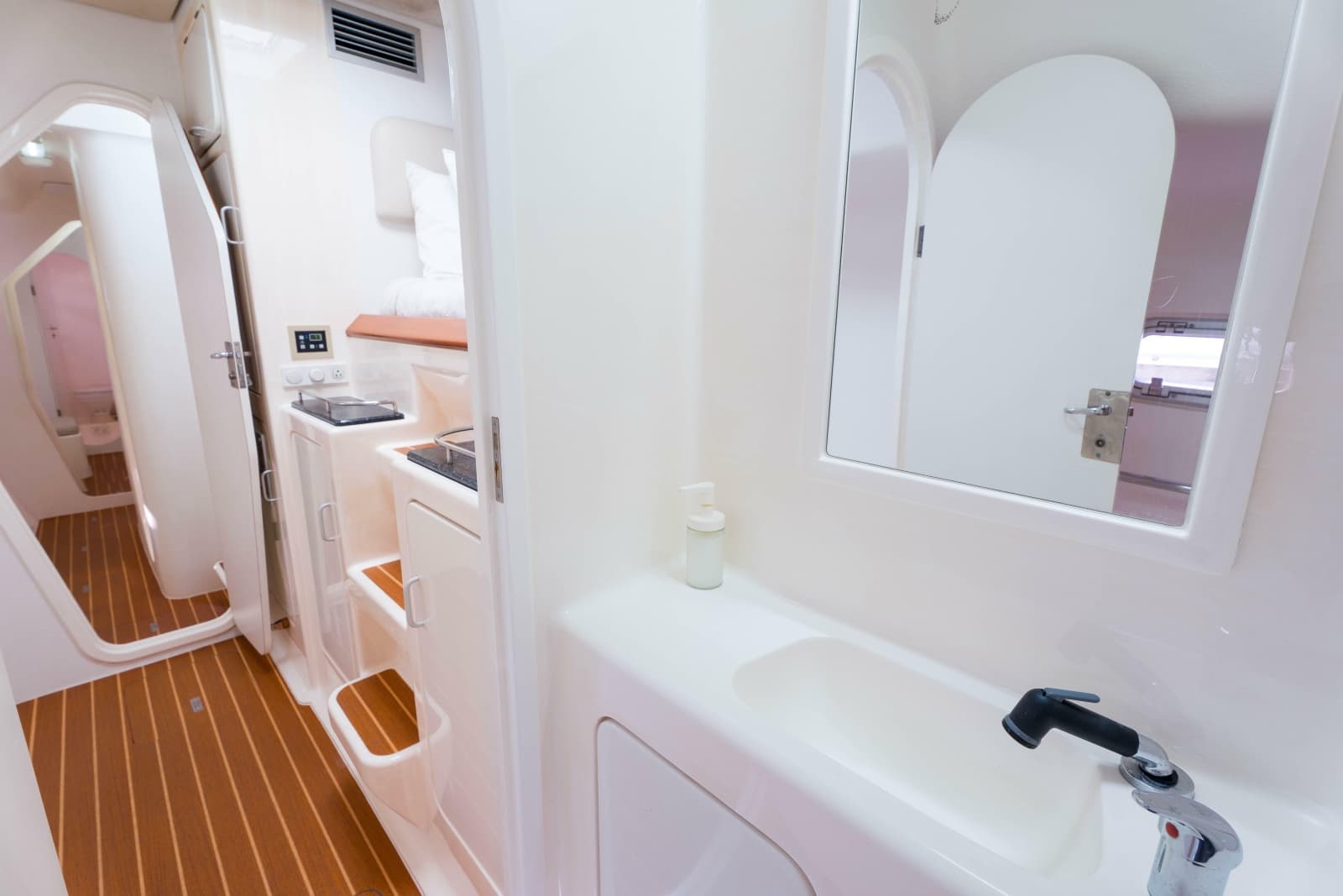 2011 Voyage Yachts 520 - Photo 40