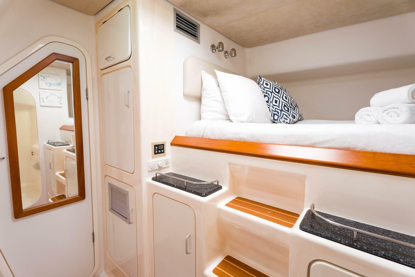 2011 Voyage Yachts 520 - Photo 38